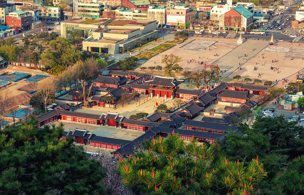 Большой дворец на территории крепости был построен в конце XVIII века